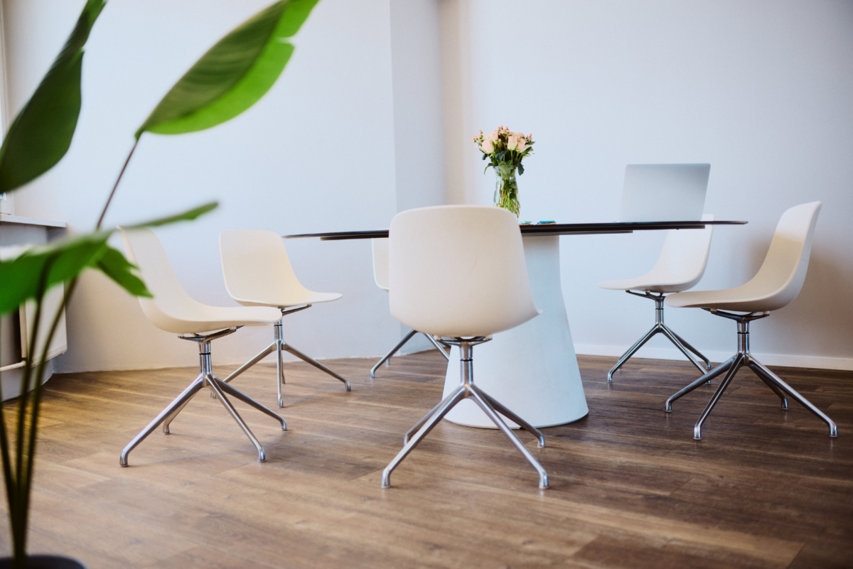Moderner Besprechungsraum in der Mikusi Akademie bei 55BirchStreet Hamburg – Raum für Gruppenarbeit