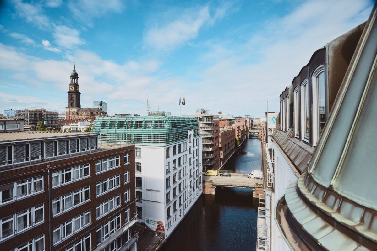 Blick auf die Hamburger Speicherstadt und den Michel vom Standort der Mikusi Akademie