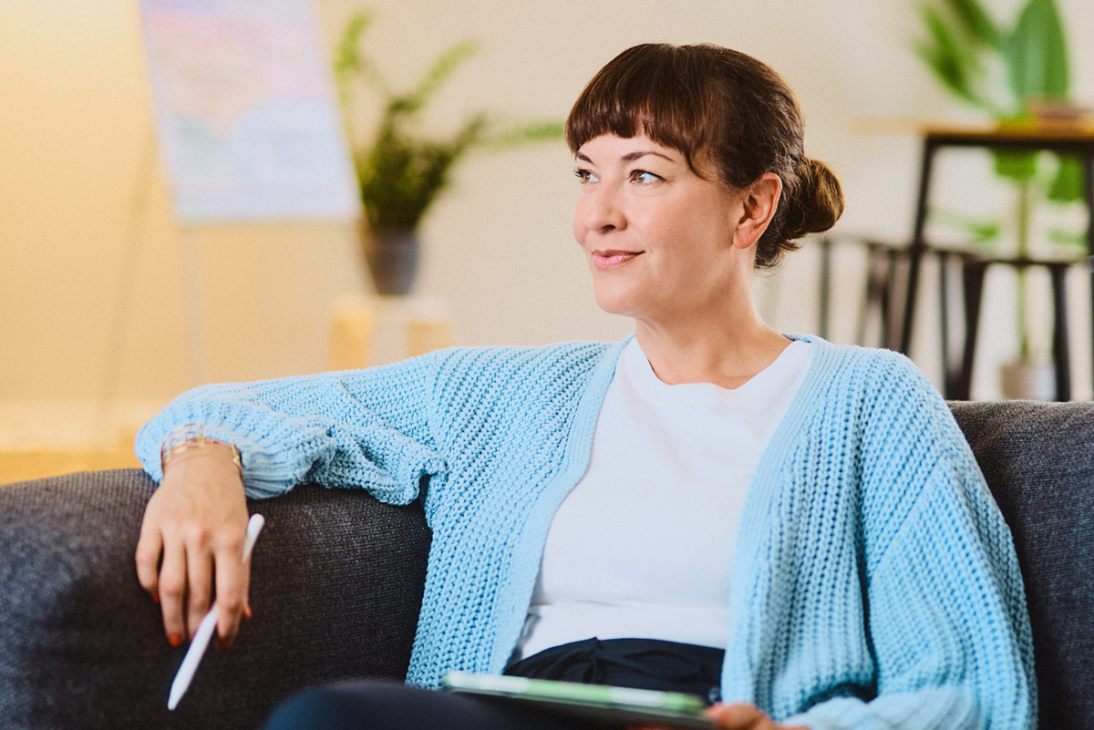 Dr. Cordula Bestvater in nachdenklicher Reflexion – systemisches Coaching und Organisationsentwicklung