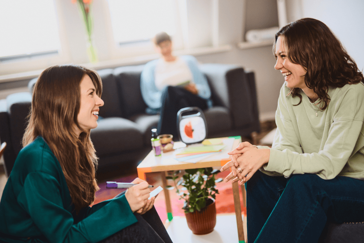 Coaching-Gespräch in der Mikusi Akademie Hamburg – zwei Teilnehmerinnen im professionellen Austausch